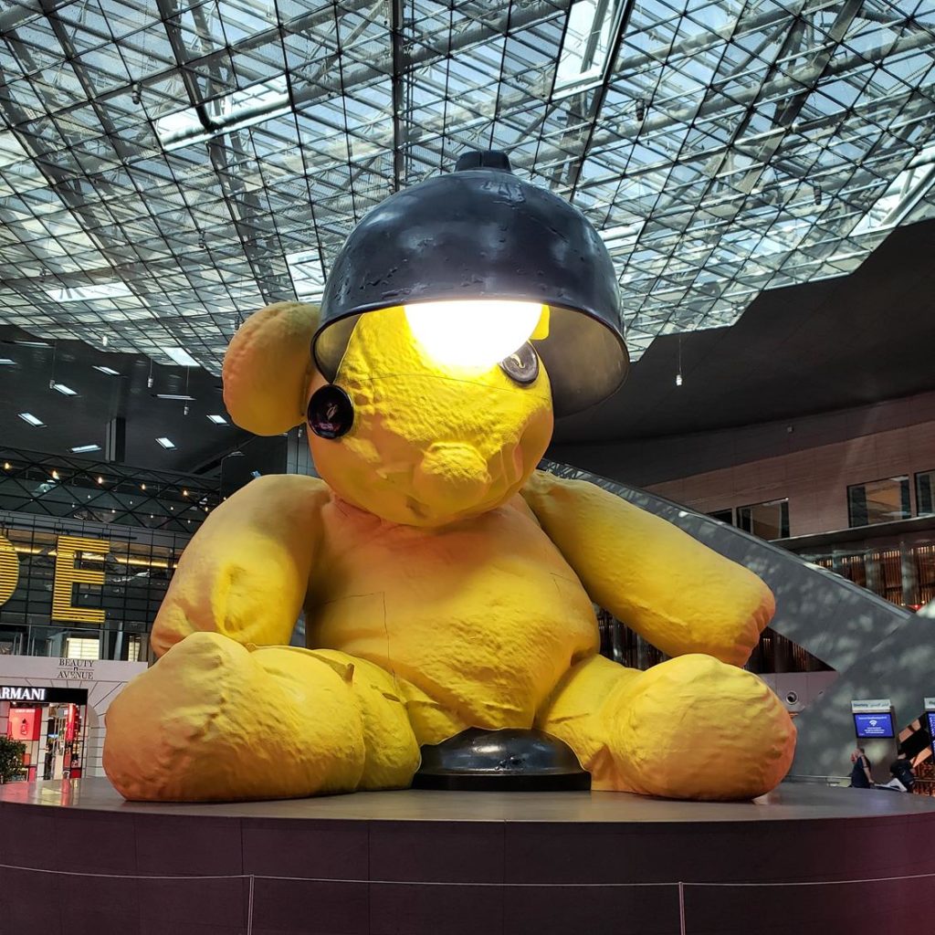 Urso no Aeroporto de Doha, no Qatar