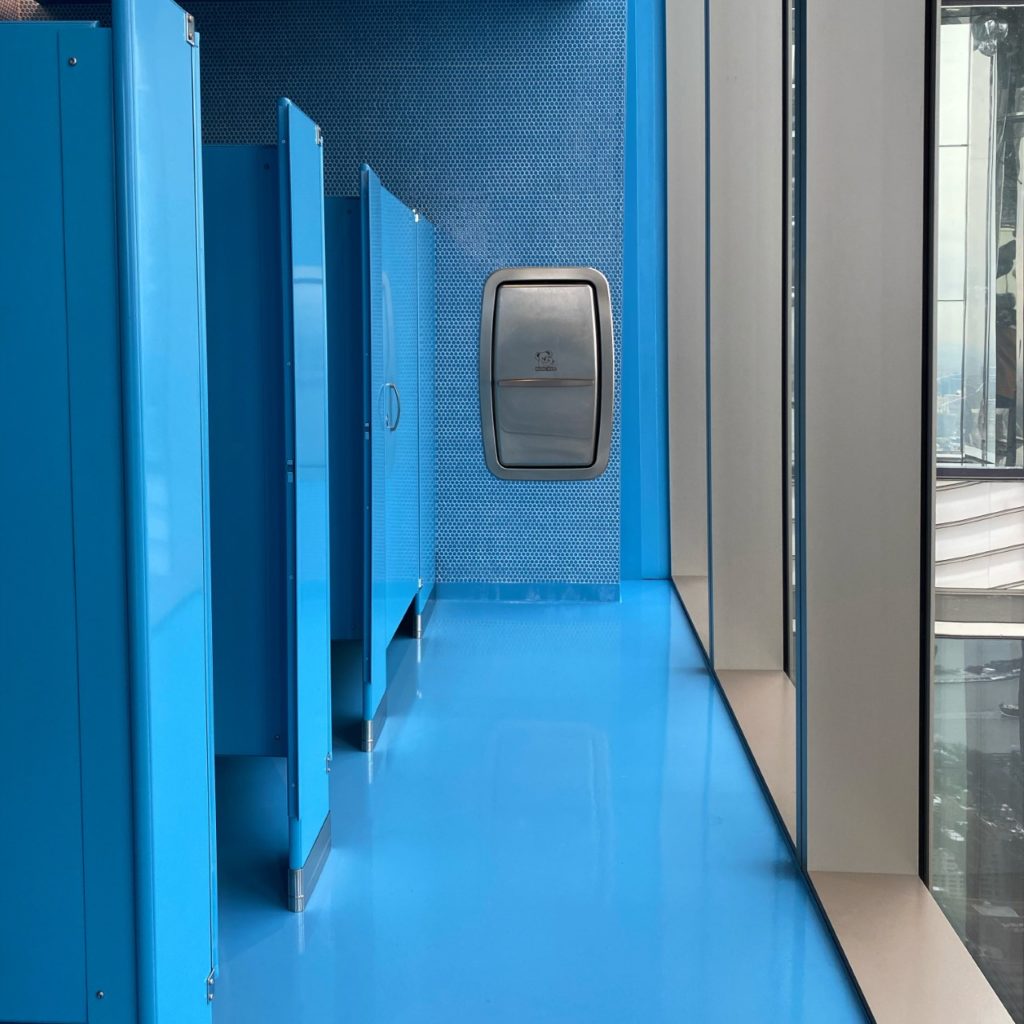 banheiro azul em nova york